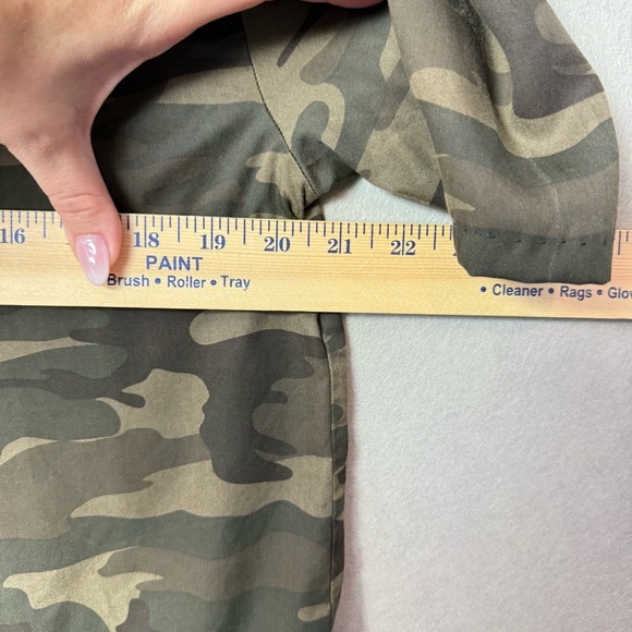 Sanctuary Women’s Camouflage Short Sleeve Button Snap Shirt with Pockets size M - Picture 2 of 11
